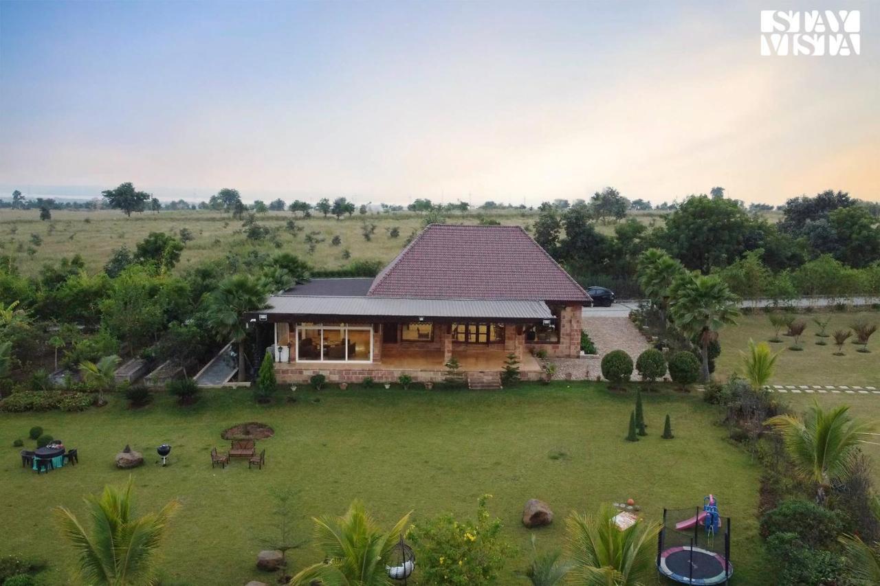 Stayvista'S Lakeside Whispers - Lake & Mountain-View Villa With Lawn & Indoor-Outdoor Games Nagpur Eksteriør billede
